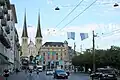 Les drapeaux lucernois pendus au-dessus du ‘’Schweizerhofquai’’ à Lucerne.