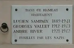 Plaque en mémoire de trois hommes fusillés par les Nazis sous l'Occupation.
