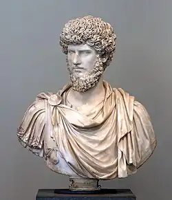 Buste d'un homme barbu aux cheveux frisés portant une toge.