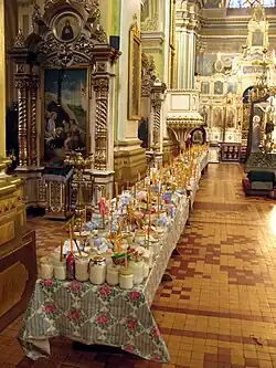 une travée et son autel latéral,