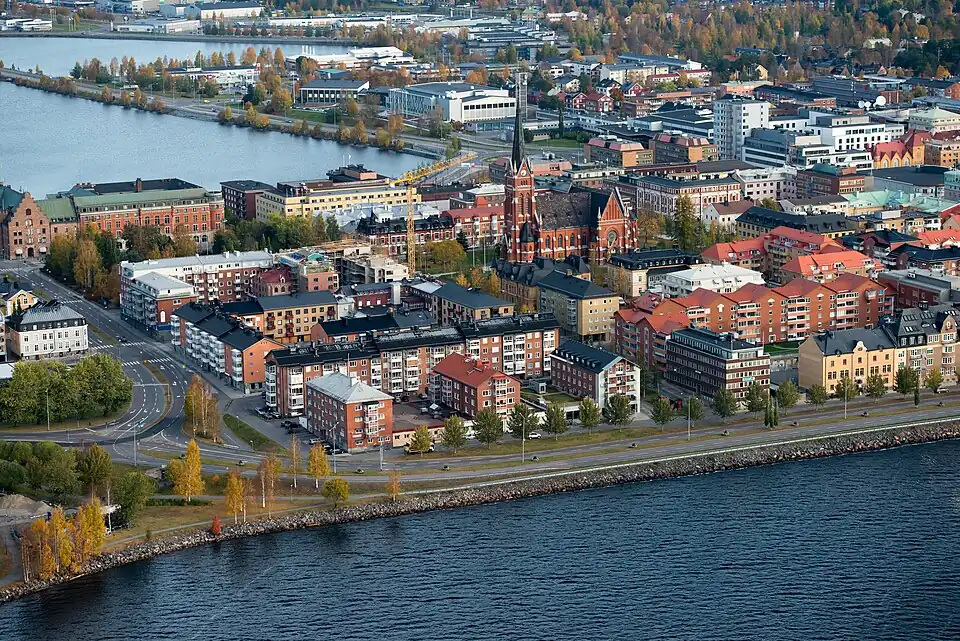 Vue aérienne de l'église et du centre-ville de Luleå.