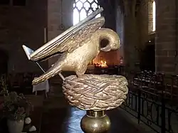 Photographie d'un lutrin orné d'un pélican qui se perce la poitrine.