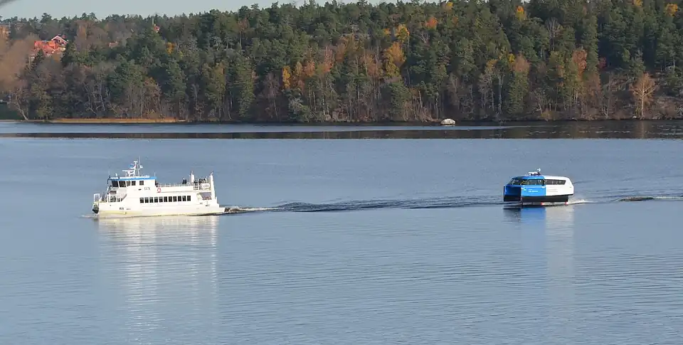 M/S Lux et E/S Nova au large deBrommalandet.