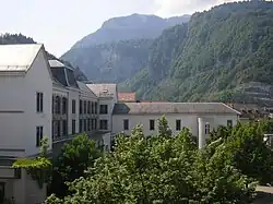 Un des quatre bâtiments du lycée Charles-Poncet.