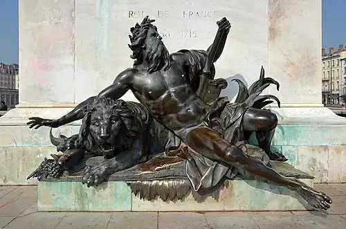 Allégorie du Rhône (1720) par Guillaume Coustou, à dextre du piédestal.