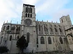 Photographie couleur de la façade nord de la cathédrale, donnant sur le jardin archéologique.