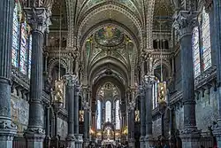 Photographie couleur de la nef vers le chœur de la basilique de Fourvière.