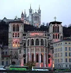 Chevet de la cathédrale. En arrière-plan, au sommet de la colline, la basilique Notre-Dame-de-Fourvière