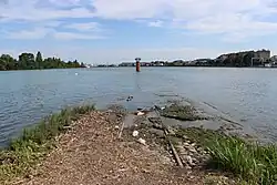 Les rails d'entretien du barrage subsistent à la pointe de la Confluence