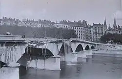 Le pont du Change en 1944, fortement endommagé par les charges explosives allemandes.