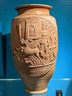 Triomphe de Vienne (déesse protectrice de la ville de Vienne). Céramique sigillée. IIe&nbsp;siècle EC. Lugdunum (musée)