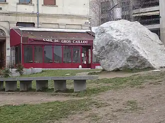 Le Gros Caillou sous un autre angle, et le café du même nom.