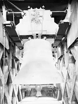 Photographie en noir et blanc d'une grosse cloche.