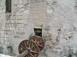 traces creusées par les pales sur les murs