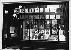 Vitrine du disquaire Mélodies Massacre à Rouen circa 1974