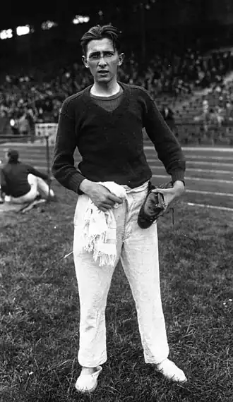 Photo noir et blanc en pied de Claude Ménard.