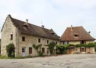 Vieilles maisons dans Mépieu