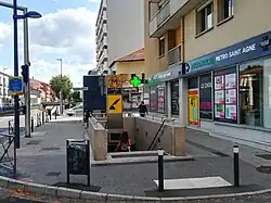 L'entrée du côté des no&nbsp;impairs.