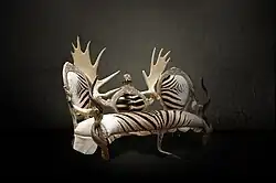 Canapé MANO Zèbre de Burchell, cornes de zébu et de koudou, bois d’élan, améthyste, 160 x 110 x 70 cm