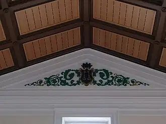 Plafond restauré et blason de Mont-de-Marsan.