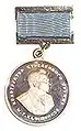 Médaille de Mikhaïl Kalachnikov attribuée par le ministère russe de l'Industrie et du Commerce, le 27 juin 2008.