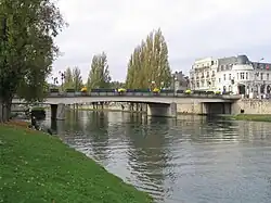 Vue du pont Jeanne-d'Arc depuis l'île Saint-Étienne et le quai de la Courtille.