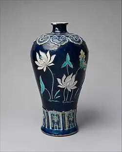 Vase. Porcelaine fahua à décor cloisonné de lotus. H. 36,8&nbsp;cm. Fin XVe&nbsp;siècle.The Met