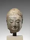 • Tête de Bouddha.• Époque: Dynastie Qi du Nord milieu du VIe&nbsp;siècle.• Calcaire avec traces de pigments et dorures.• Hauteur: 24,1 cm.• Metropolitan Museum of Art, New-York.