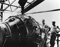 Gadget dans la tour du site d'essai de Trinity en attente de détonation. De g. à d., Norris Bradbury et Boyce McDaniel&nbsp;(en).