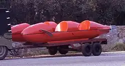 Deux sous-marins Havas Mk 1 sur une remorque à bateaux