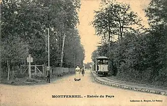 « L'entrée du Pays », avec le tramway venant de la Gare du Raincy - Villemomble - Montfermeil.