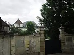 Le porche du château du Moustier.