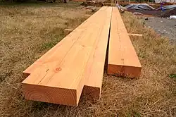 Des madriers sur un chantier.