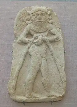 Plaque représentant un génie tenant un vase aux eaux jaillissantes.