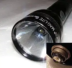 Vue rapprochée d'une 4D Maglite avec le module LED Luxeon incorporé en usine. Le détail montre le module LED avec l'ensemble réflecteur enlevé.