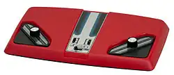Console de jeu vidéo rouge.