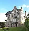 Depuis 1967, la mairie est sise dans une villa de 1883, de l'architecte Aimé Sauffroy, comme le Grand Hôtel. Elle est de style balnéaire alliant néomédiéval et néoflamand.