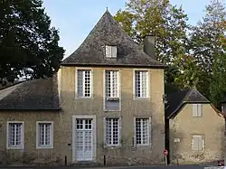 Photographie en couleurs d'une maison ancienne.