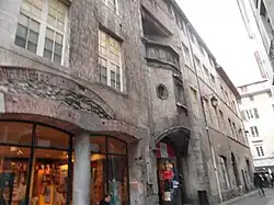 Façade sur la rue et vitrine de la libraire (rayon jeunesse)