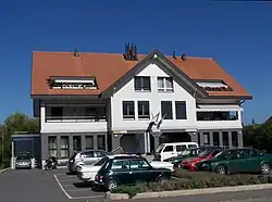 photo de la maison communale de Vully-les-Lacs, comportant la poste et l'administration communale au rez-de-chaussée, des appartements d'habitation aux premier et second étage