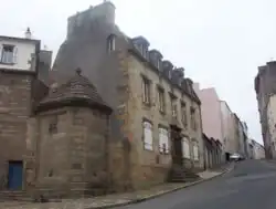 Autre exemple de polylithisme, la maison de la Fontaine (XVIIIe&nbsp;siècle).