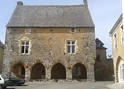 La maison du porche.