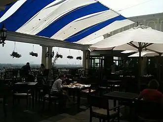Café sur le toit de l'hôtel Majestic.