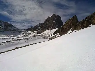 Le Majinghorn vu du col de Ferden, avec le glacier d'Oberferden au premier plan.