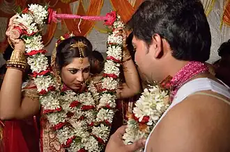 Échange entre époux des mâlâ, ou colliers de fleurs, lors d'un mariage bengali hindou à Howrah.