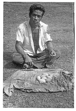 Photo en noir et blanc montrant un homme et les œufs du  mégapode de Pritchard recueillis à Vai Lahi, sur l'île de Niuafoʻou en 1967.