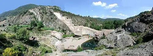 Les ruines du barrage de Malpasset en 2006.