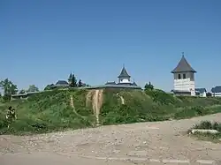 Talus en terre, couvert d'herbe, qui est un vestige des anciennes fortifications polonaises du monastère.