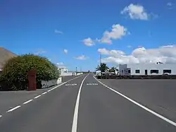 La route LZ-76 traverse le village