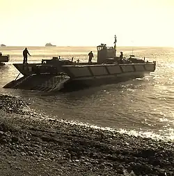 Un LCM-1E débarquant l'infanterie de marine espagnole (Tercio de Armada) sur le río Andarax, Almería en 2007.